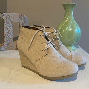 Like New Cityclassified Cream Wedge Laced Shoes
